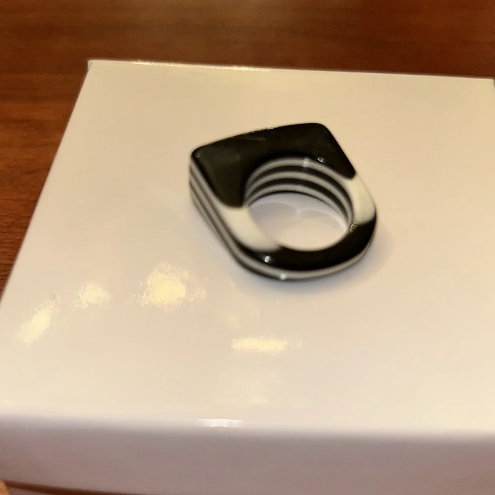 Modernist black white striped lucite ring vintage - Picture 4 of 5